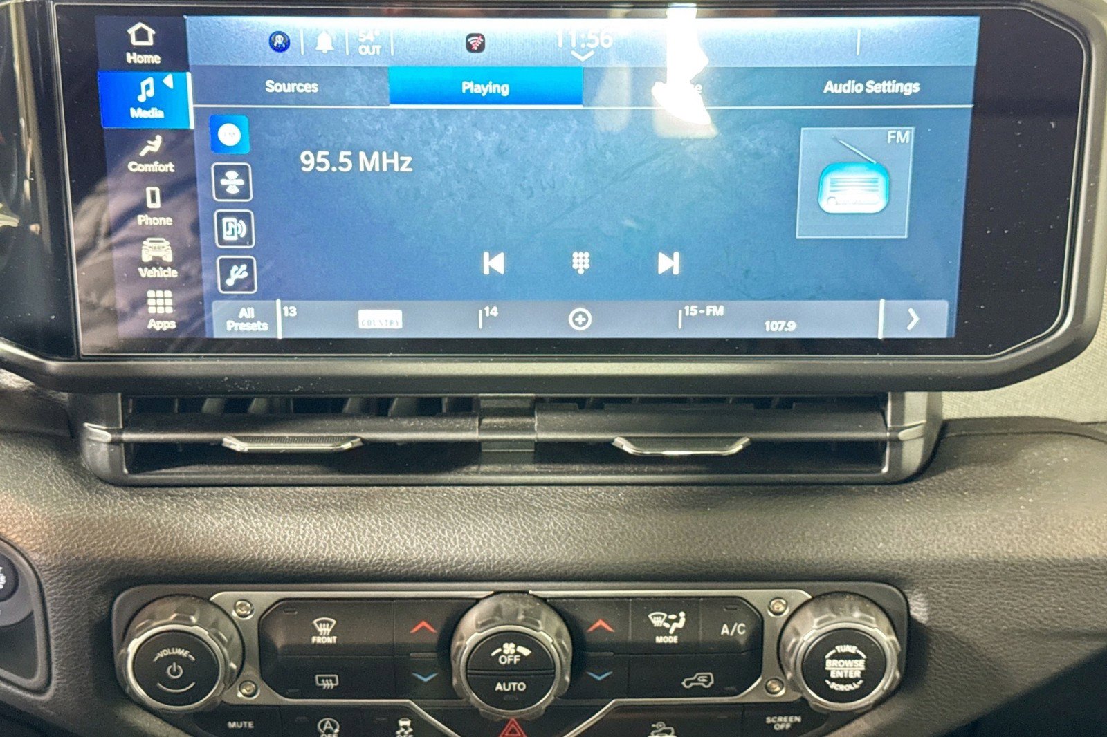 Used 2025 Jeep Gladiator Sport image 15