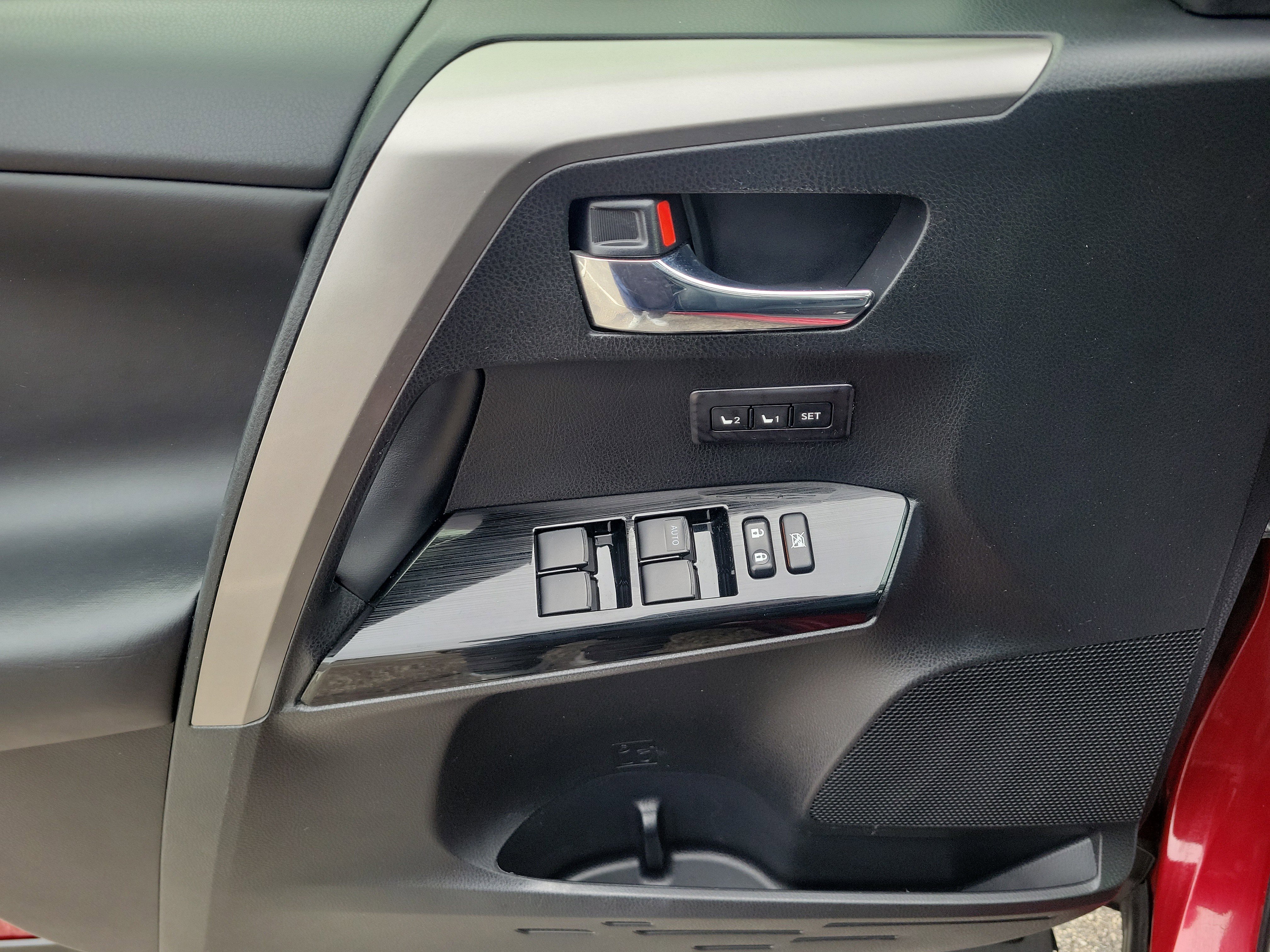 Used 2018 Toyota RAV4 Limited image 19