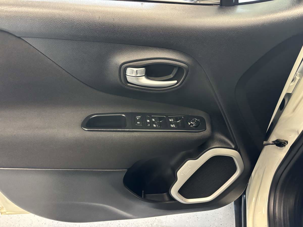 Used 2018 Jeep Renegade Latitude FWD image 18