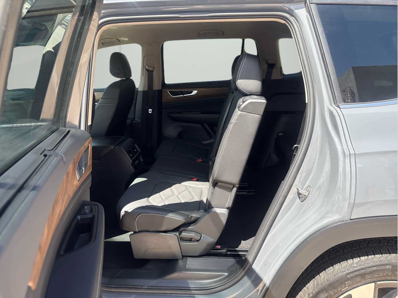Used 2025 Volkswagen Atlas SE AWD/4WD image 11
