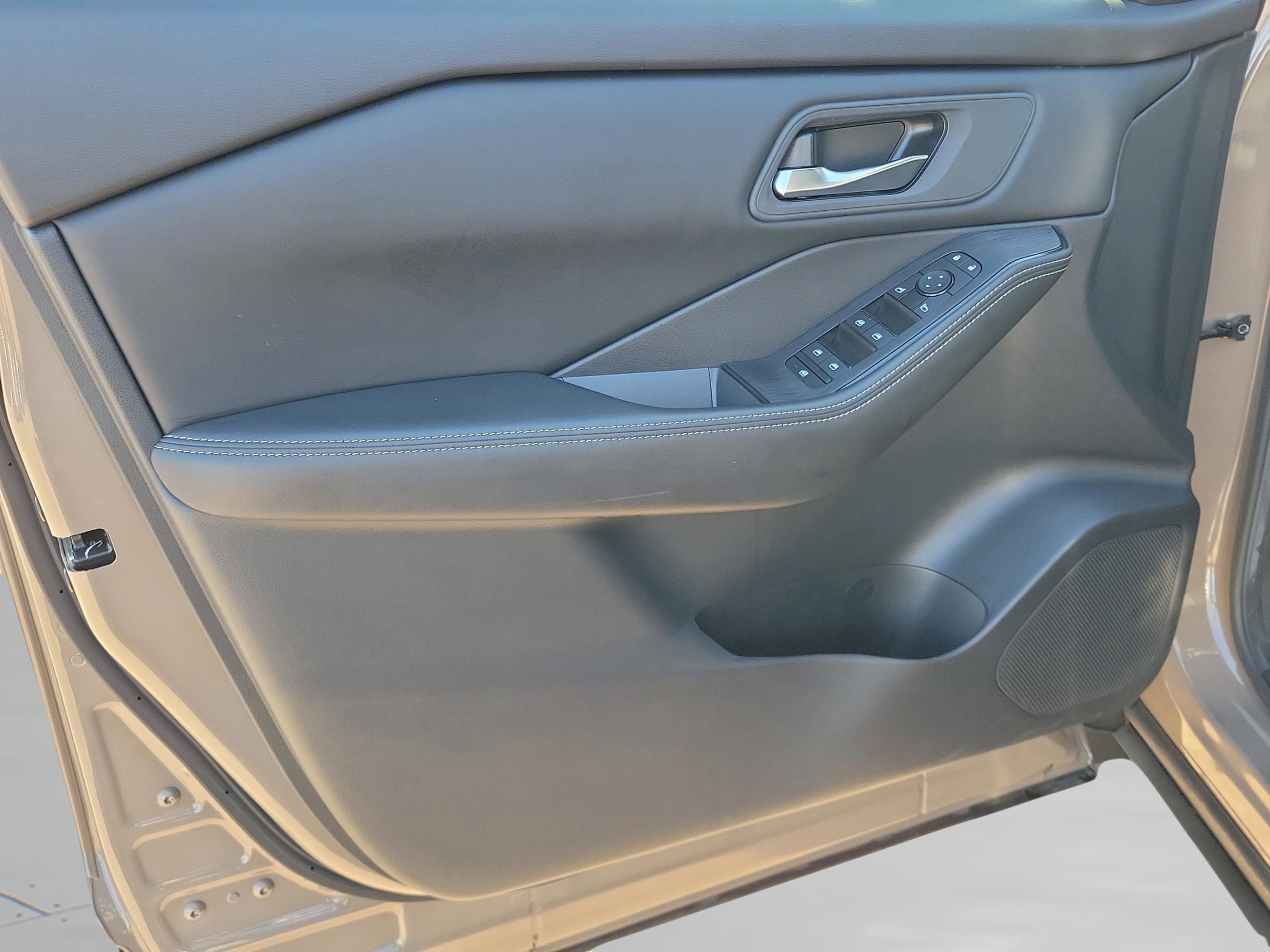 Certified 2024 Nissan Rogue SV image 33