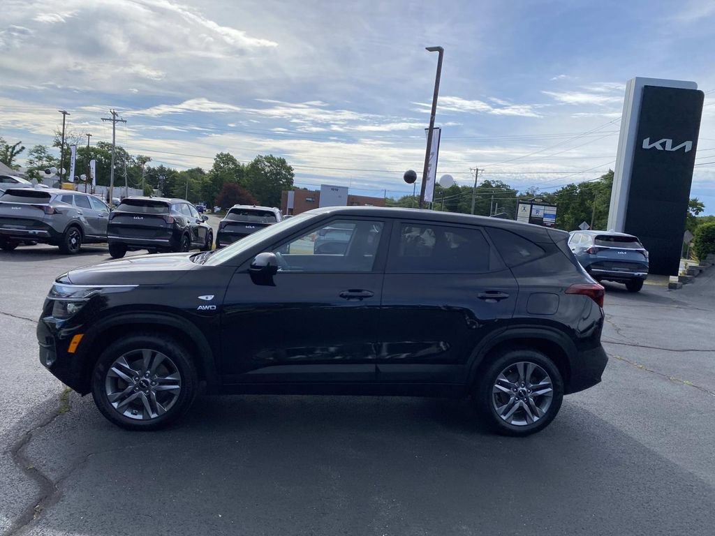 Used 2022 Kia Seltos LX AWD/4WD image 2