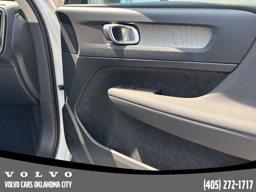 Used 2025 Volvo XC40 B5 Plus image 19