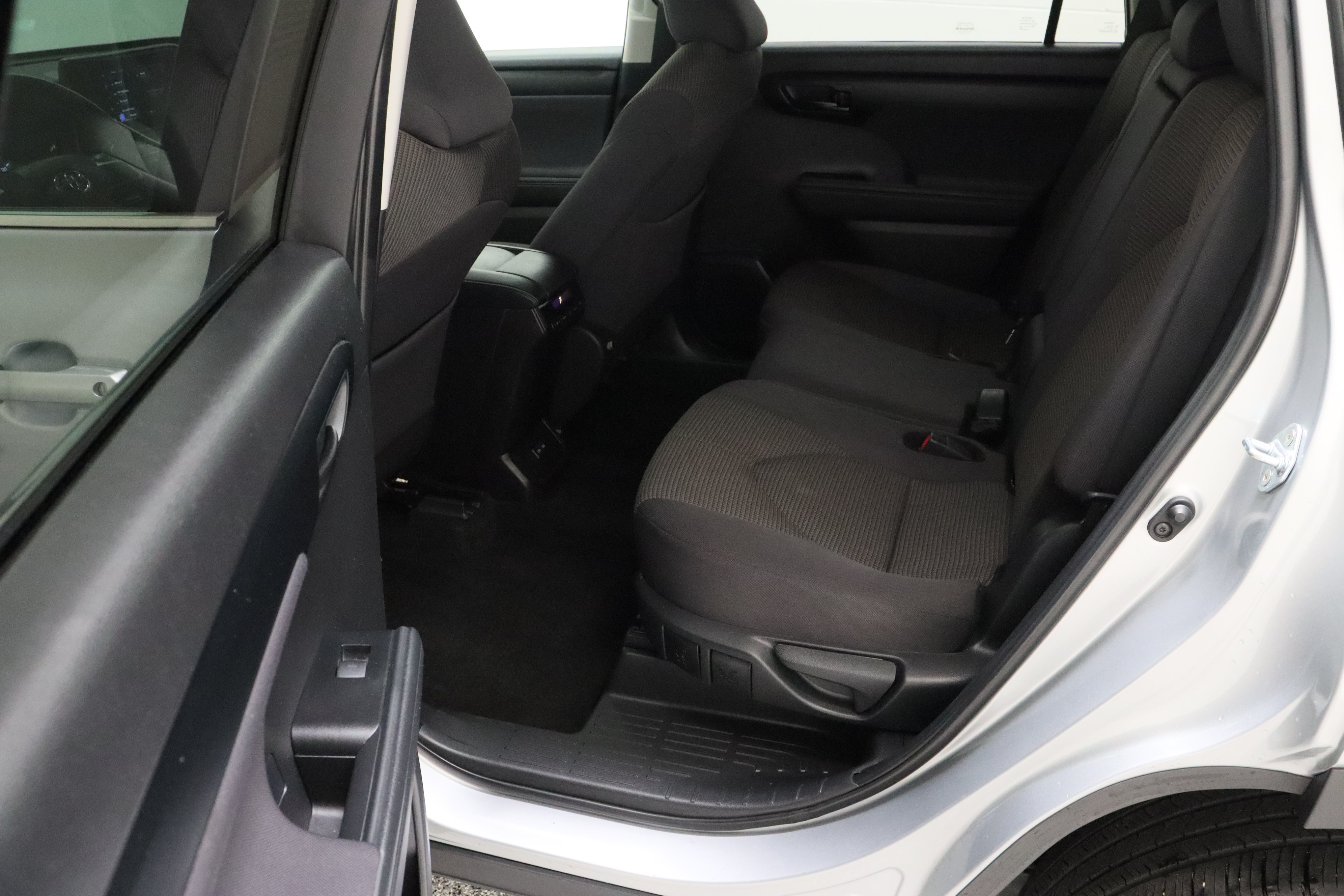 Certified 2025 Toyota Highlander LE FWD image 28
