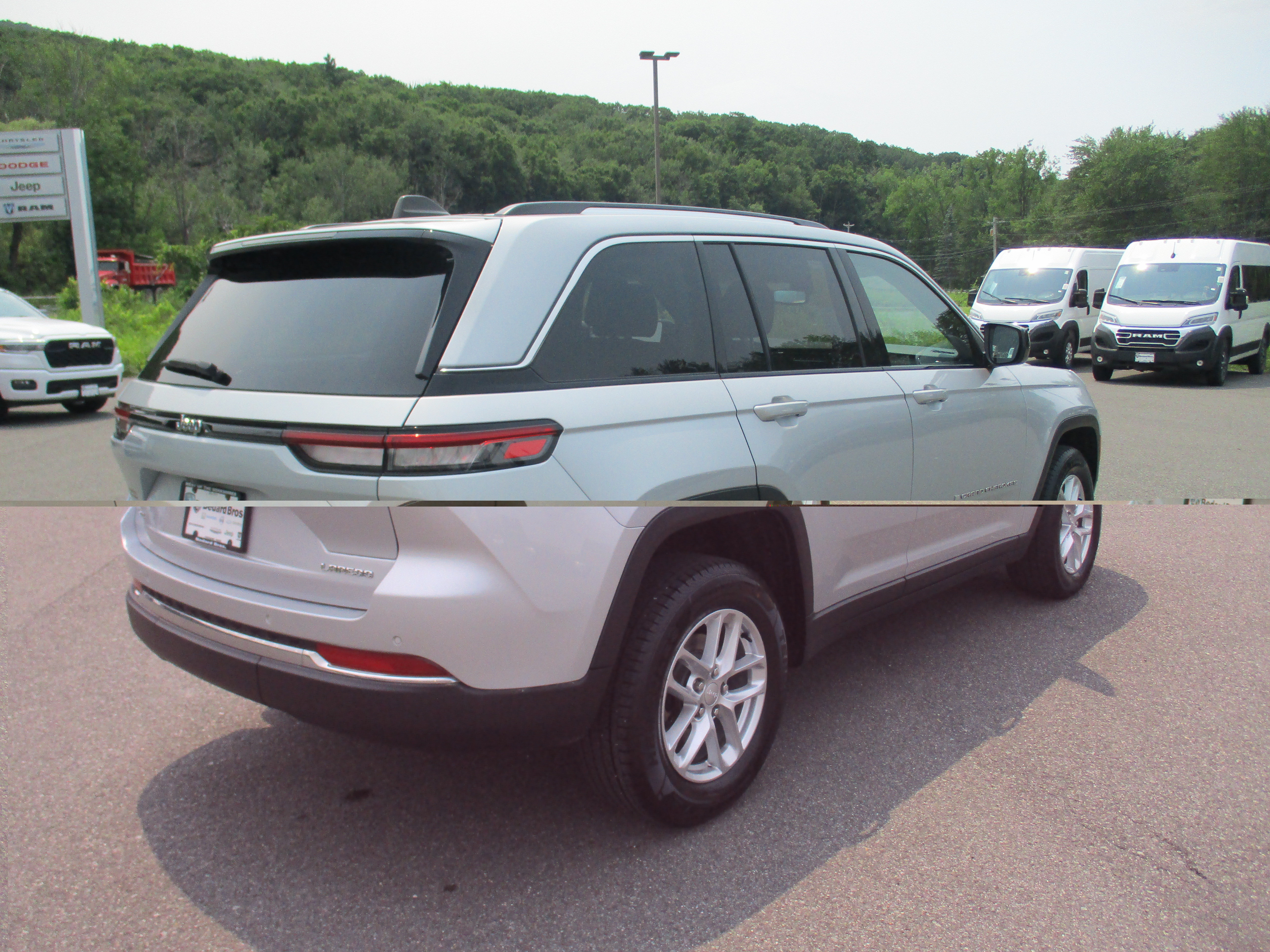 Certified 2023 Jeep Grand Cherokee Laredo X AWD/4WD image 5