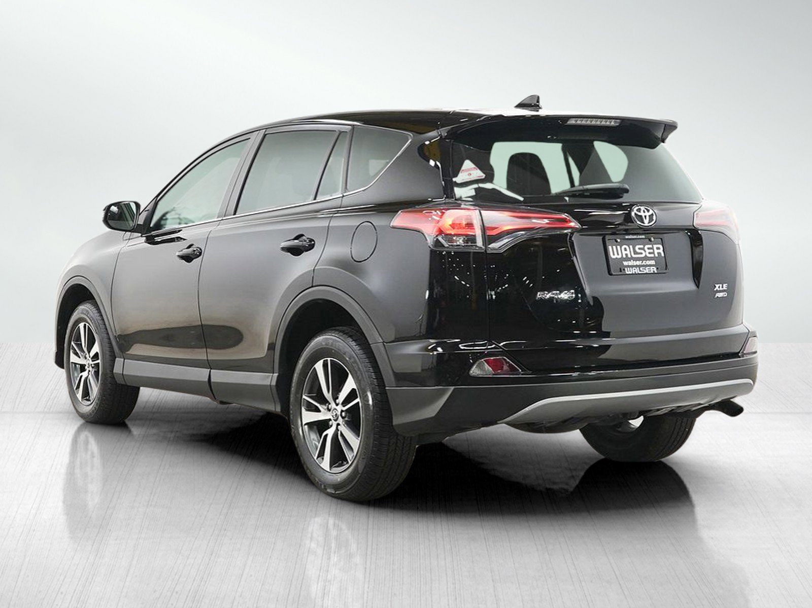 Used 2018 Toyota RAV4 XLE AWD/4WD image 3