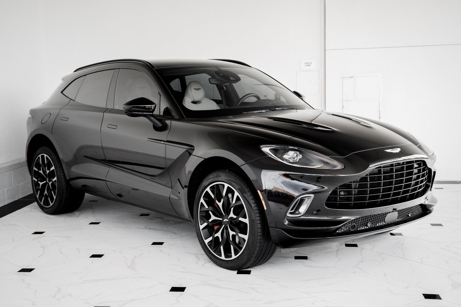 Used 2022 Aston Martin DBX AWD/4WD image 1