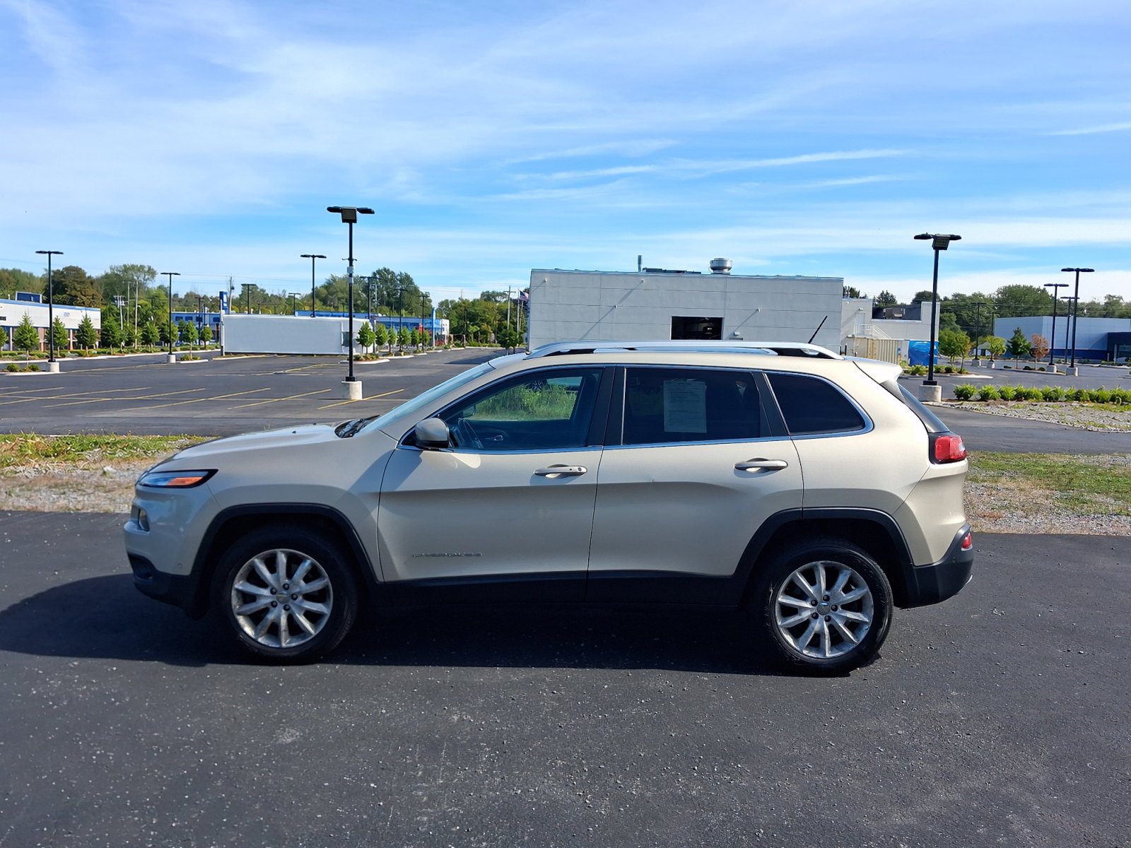 Used 2015 Jeep Cherokee Limited w/ Luxury Group AWD/4WD image 2