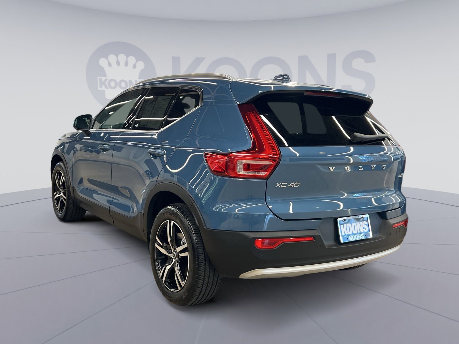 Used 2024 Volvo XC40 B5 Core w/ Climate Package image 4