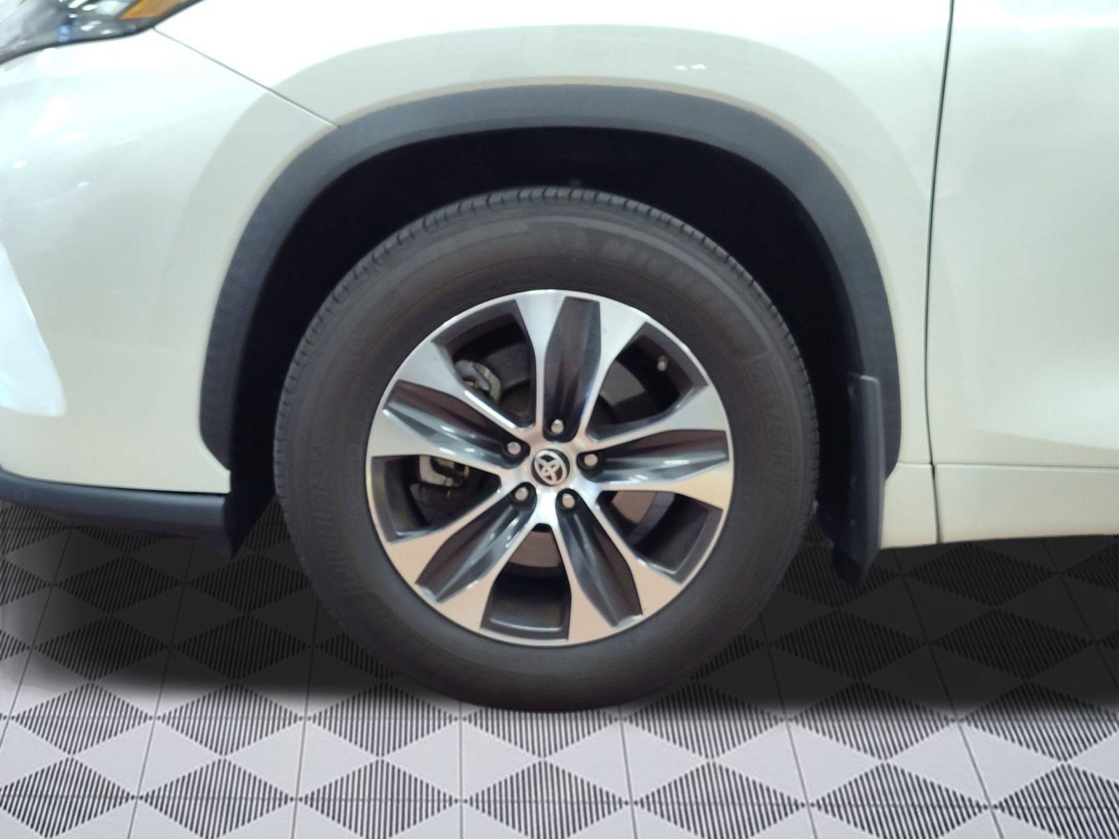 Used 2020 Toyota Highlander XLE image 10