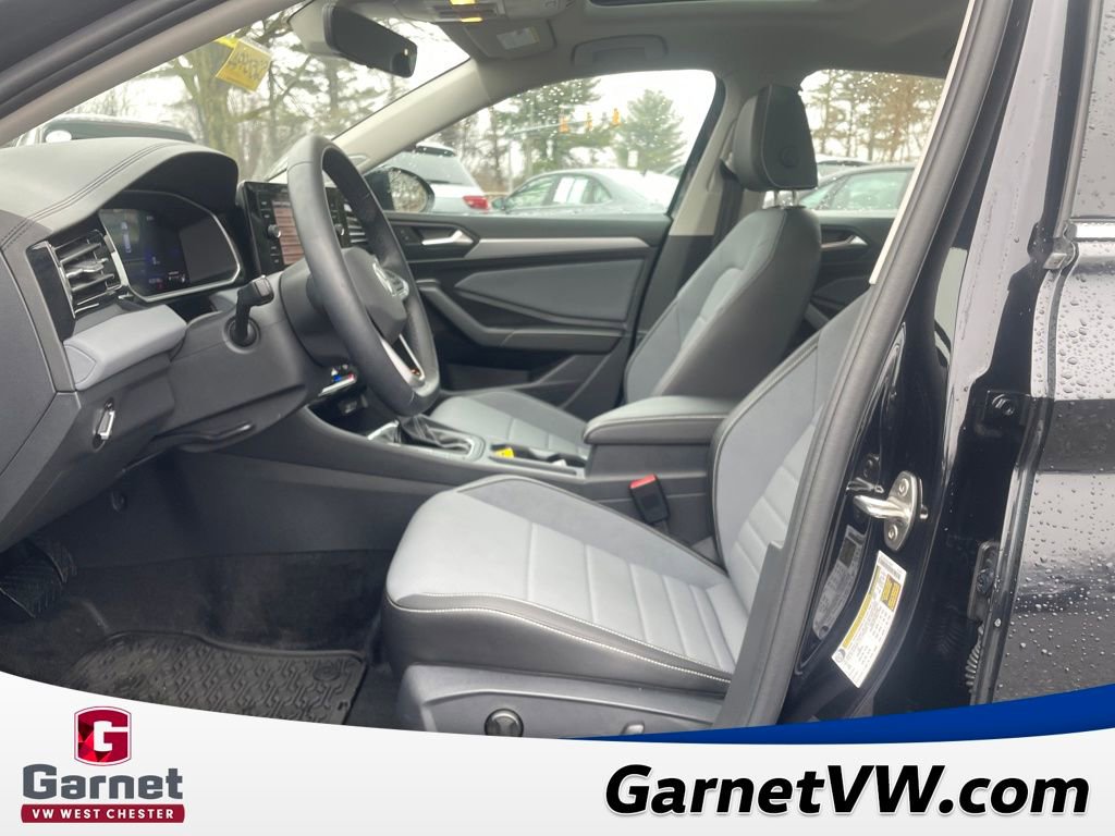 Certified 2025 Volkswagen Jetta SE image 9