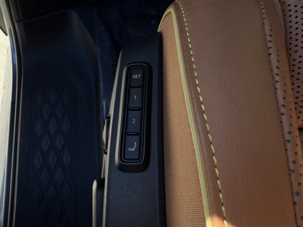 Used 2025 Volkswagen ID. Buzz Pro S Plus image 32