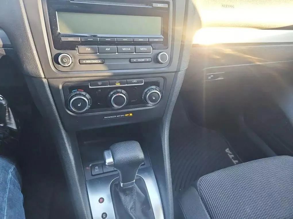 Used 2011 Volkswagen Golf 4-Door image 26