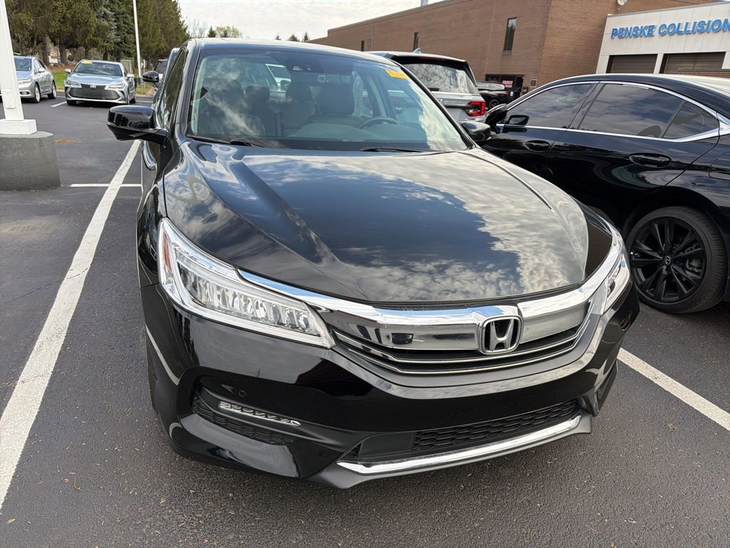 Used 2017 Honda Accord Touring image 5