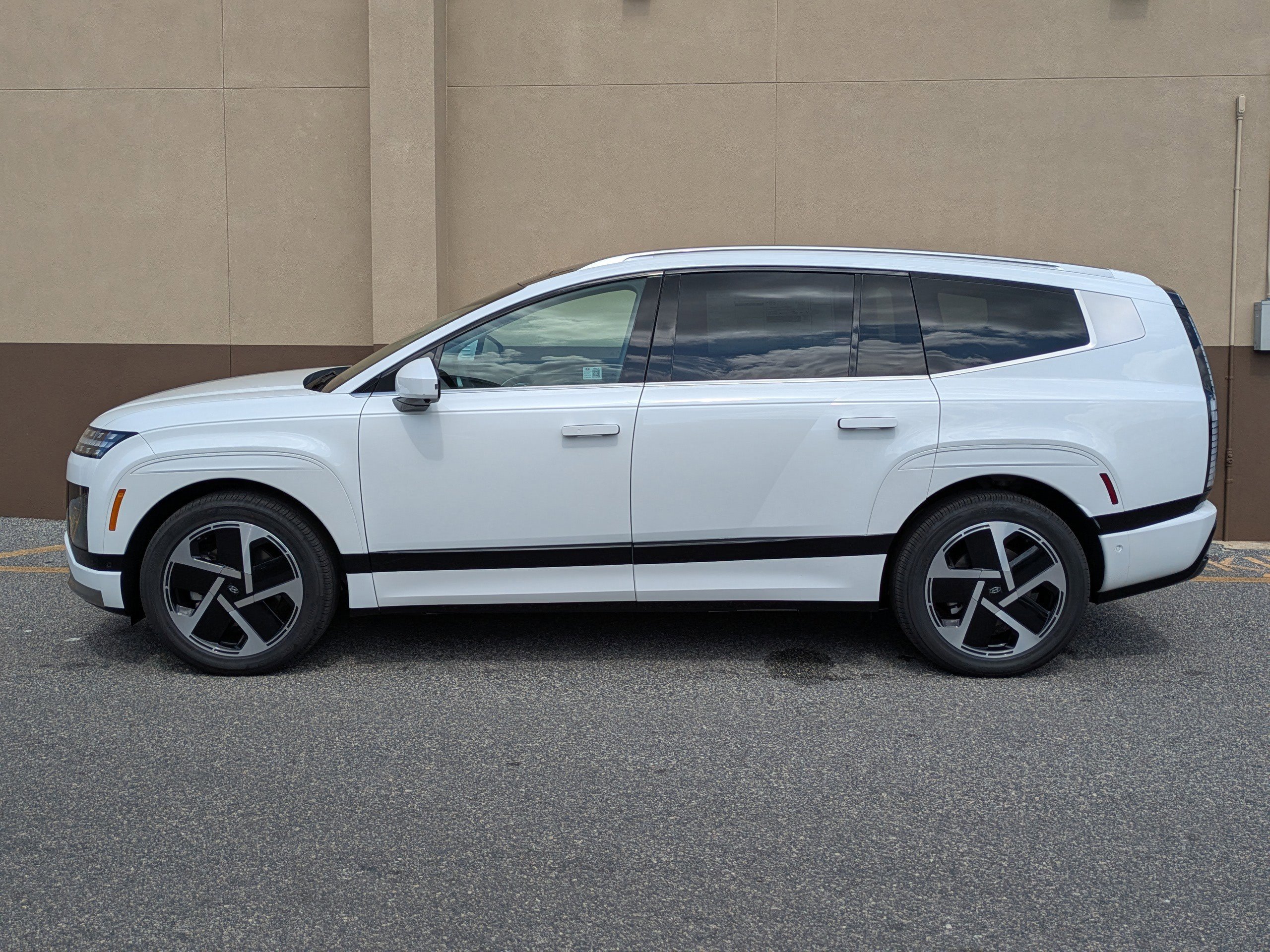 New 2026 Hyundai Ioniq 9 Calligraphy image 9