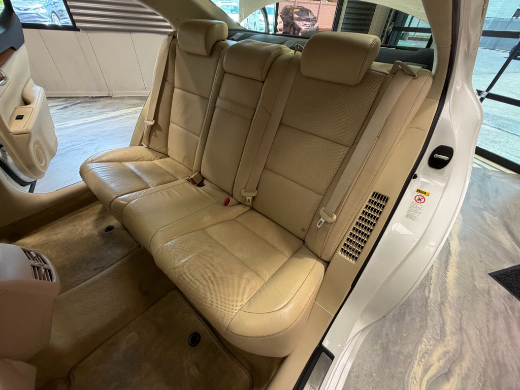 Used 2013 Lexus ES 300h w/ Luxury Pkg FWD image 6
