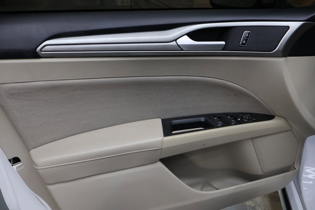 Used 2020 Ford Fusion SE image 16