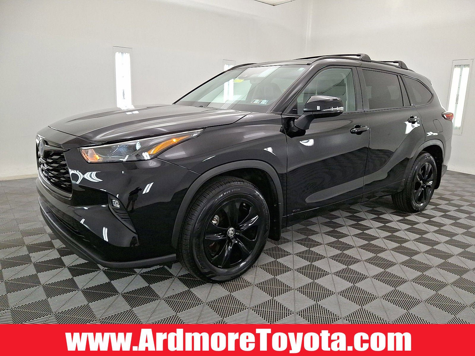 Certified 2024 Toyota Highlander XLE AWD/4WD image 1