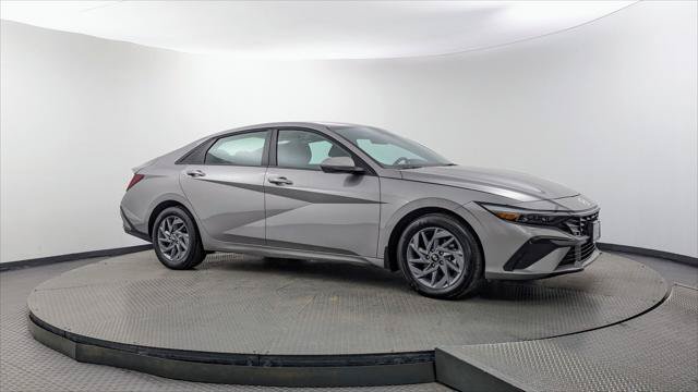 Used 2025 Hyundai Elantra Hybrid FWD image 11