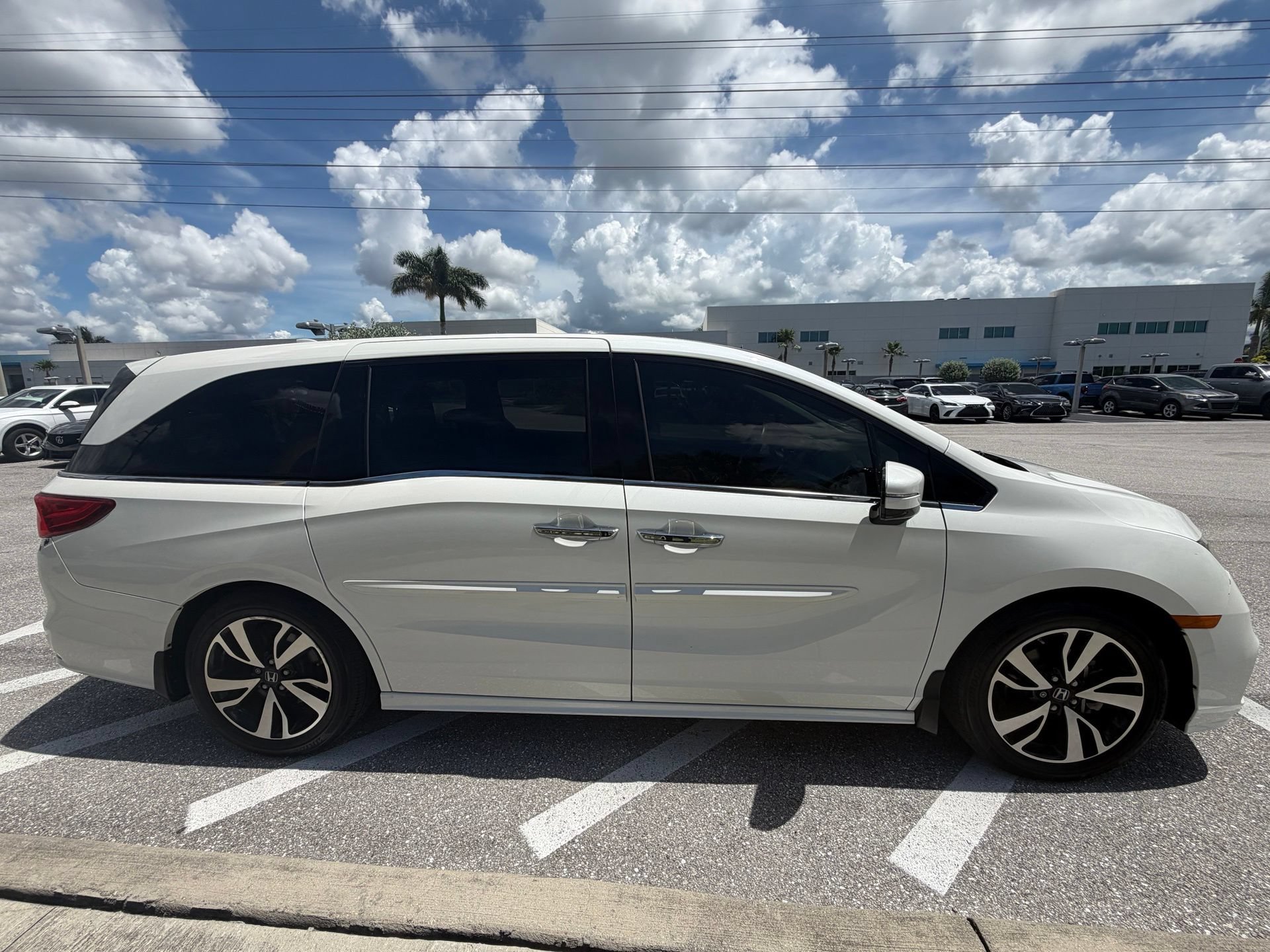 Used 2019 Honda Odyssey Elite image 4