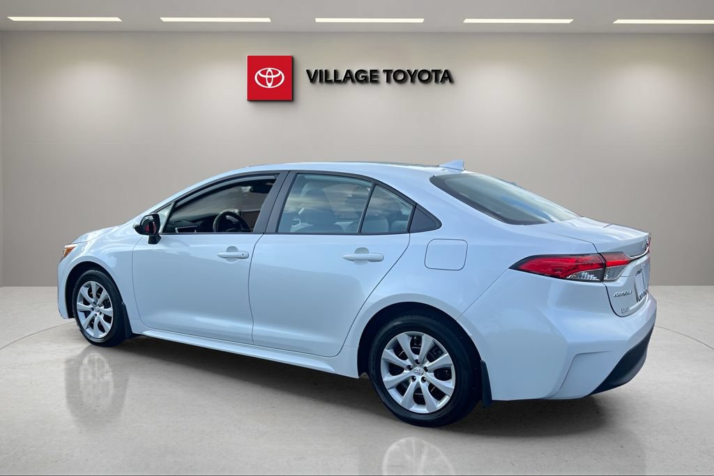 Certified 2025 Toyota Corolla LE FWD image 3