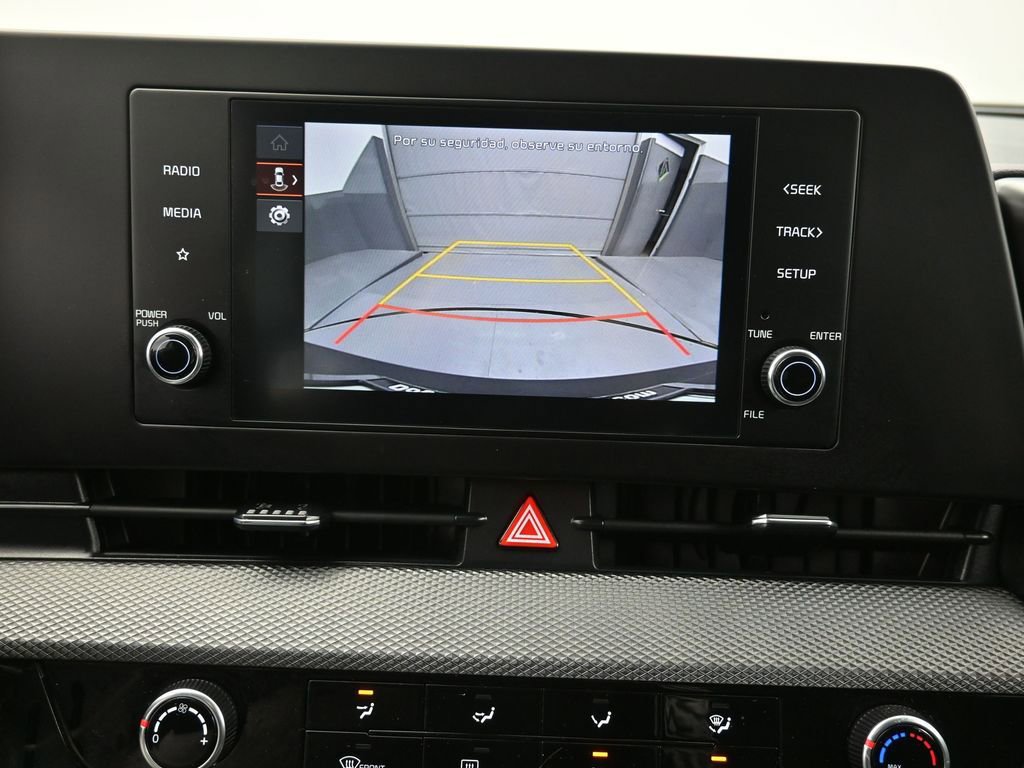 Used 2025 Kia Sportage LX image 3