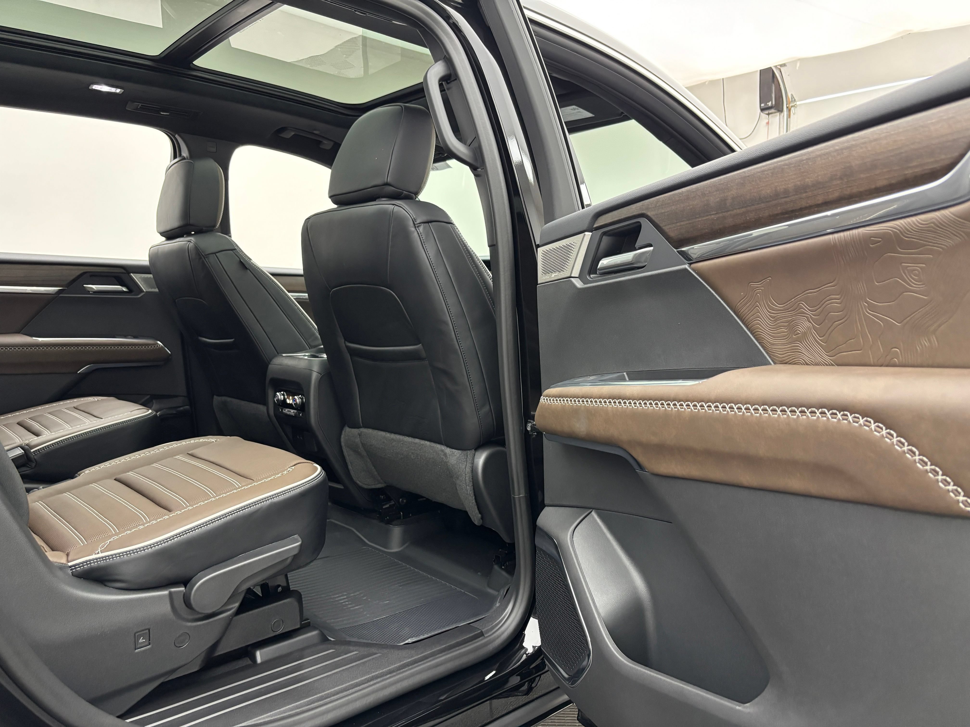 New 2026 GMC Acadia Denali Ultimate w/ LPO, Floor Liner Package AWD/4WD image 41