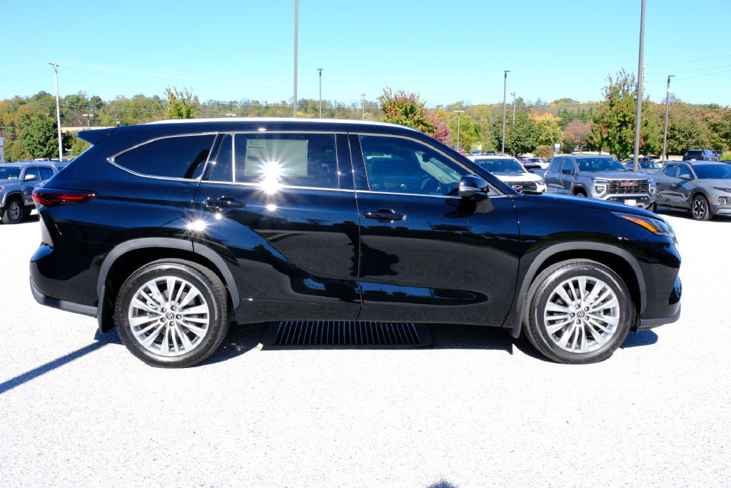 New 2026 Toyota Highlander Platinum AWD/4WD image 2