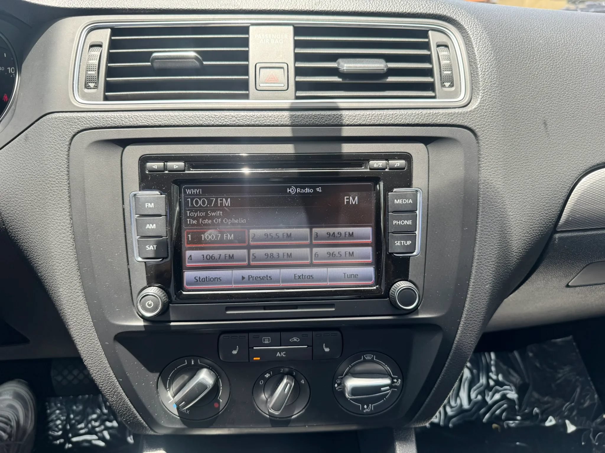 Used 2015 Volkswagen Jetta Sport FWD image 30