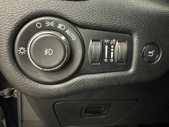 Used 2020 Jeep Cherokee Latitude Plus AWD/4WD image 32