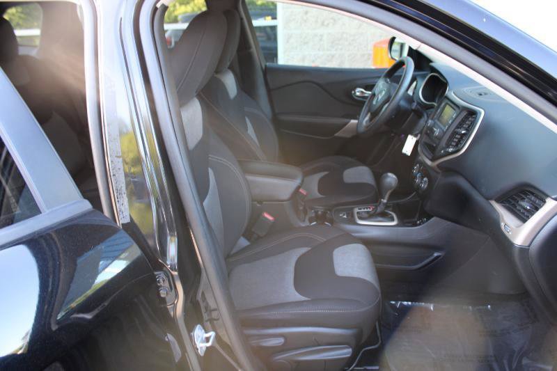 Used 2017 Jeep Cherokee Sport FWD image 10