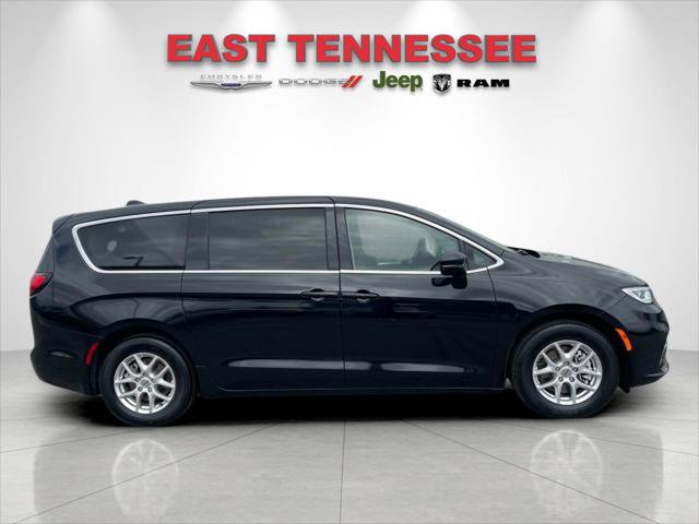 Used 2024 Chrysler Pacifica Touring-L image 2