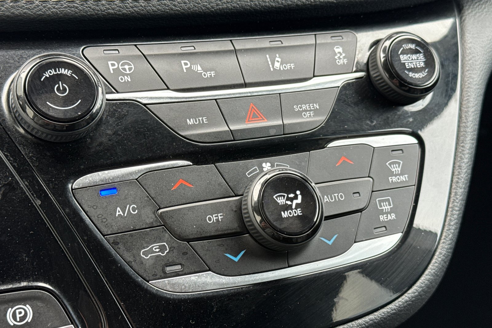 Used 2021 Chrysler Pacifica Touring-L w/ Uconnect Theater Family Group FWD image 22