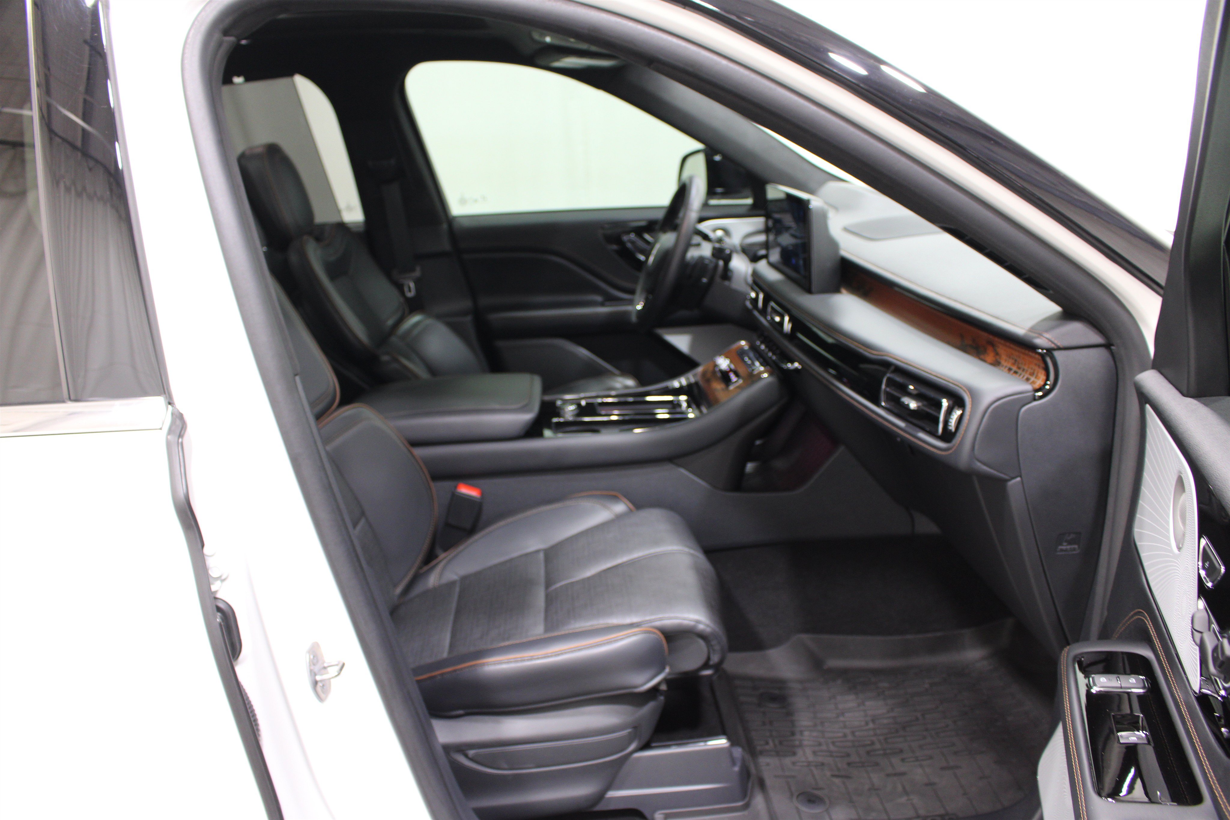 Used 2025 Lincoln Aviator Black Label AWD/4WD image 32