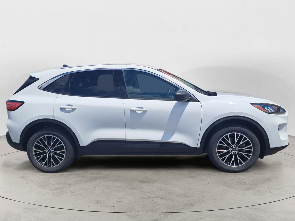 Used 2022 Ford Escape SE FWD image 2