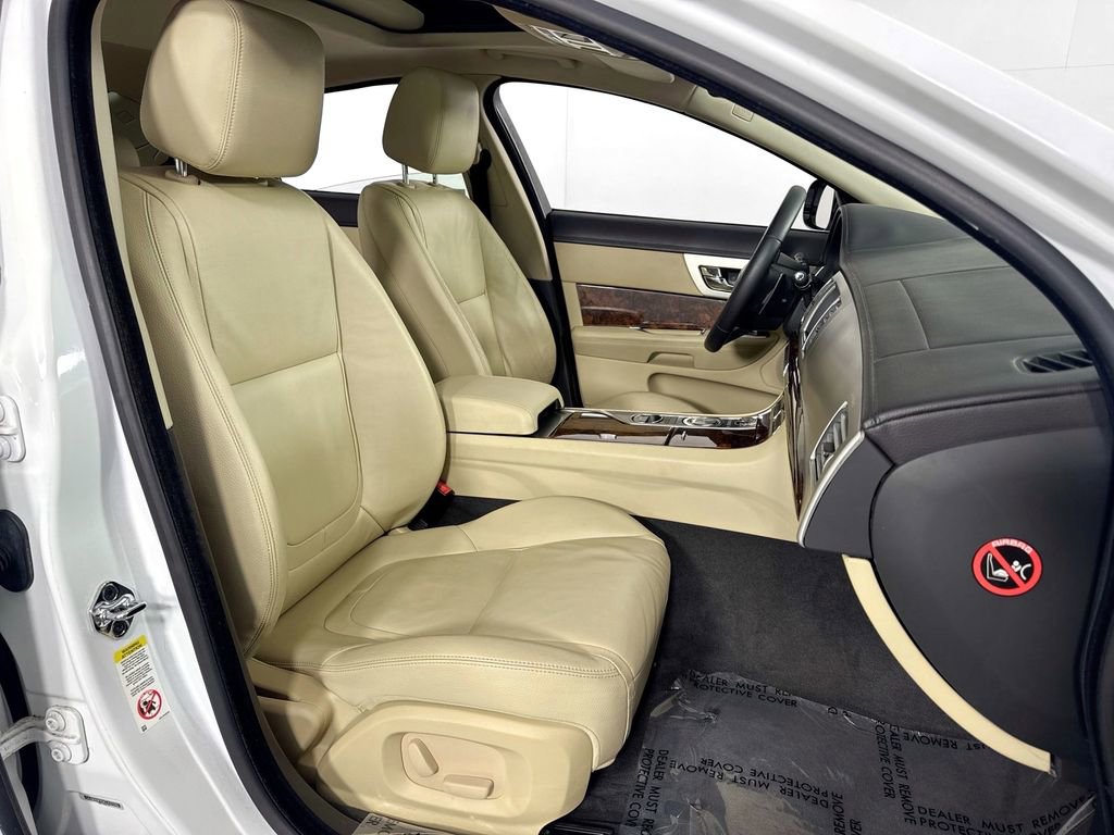 Used 2012 Jaguar XF image 32