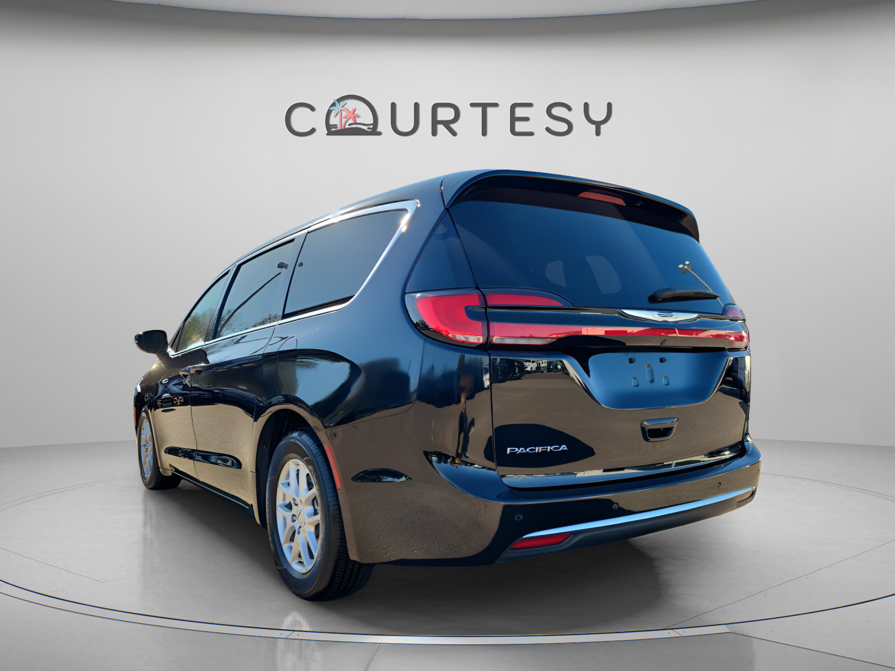 Used 2024 Chrysler Pacifica Touring-L image 3