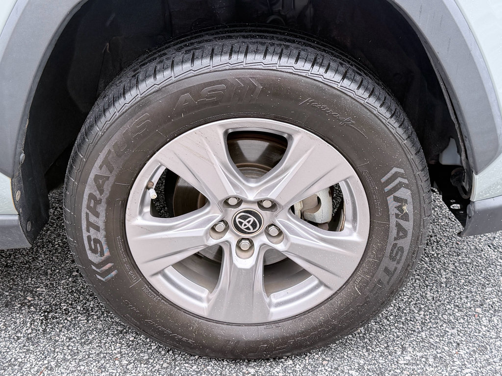 Used 2022 Toyota RAV4 XLE w/ Convenience Package FWD image 37