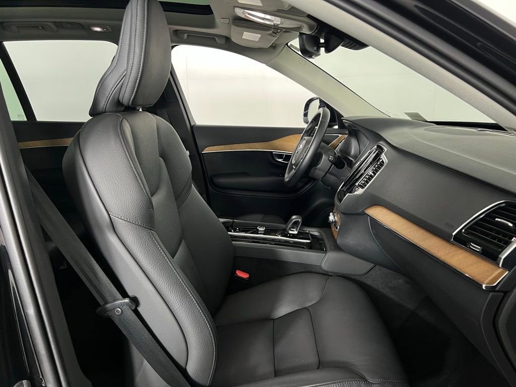 Used 2025 Volvo XC90 B6 Plus image 34