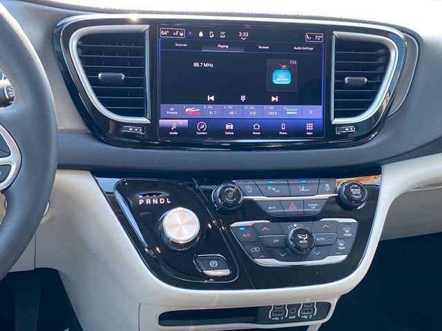 Used 2024 Chrysler Pacifica Touring-L FWD image 9