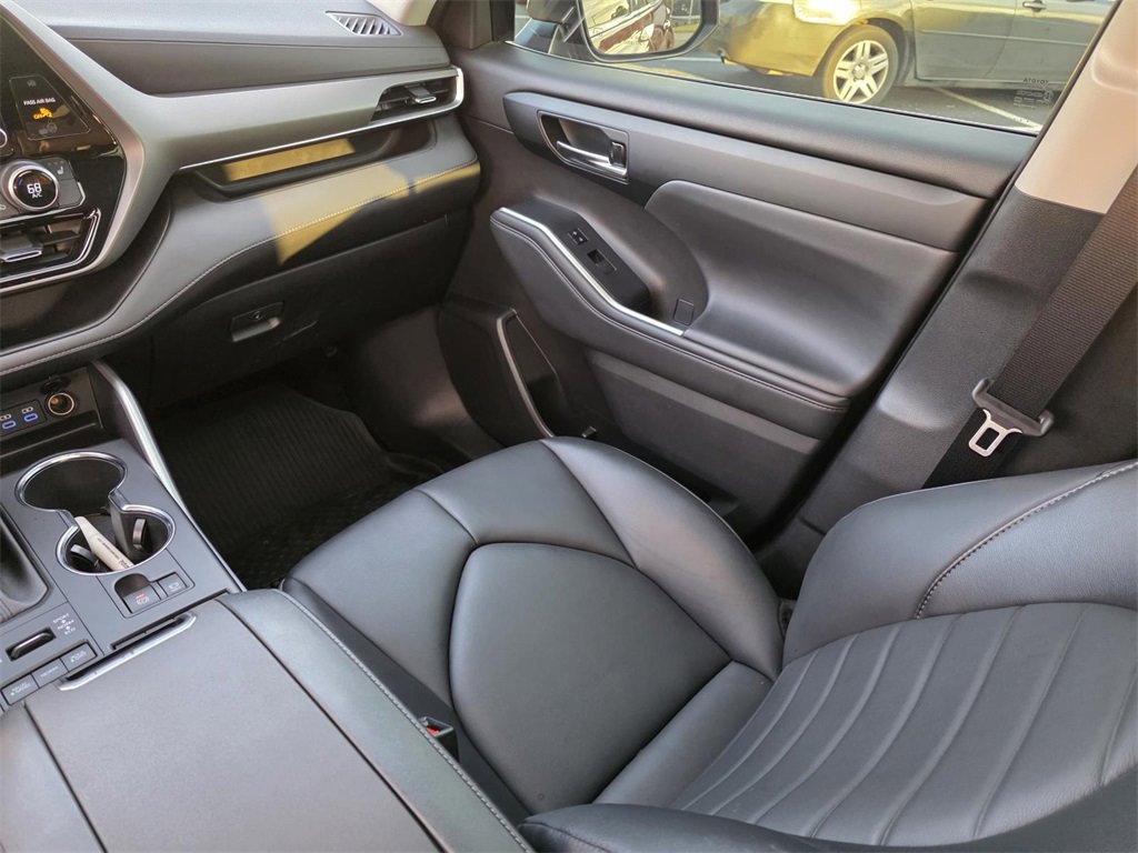 Used 2022 Toyota Highlander XLE image 29