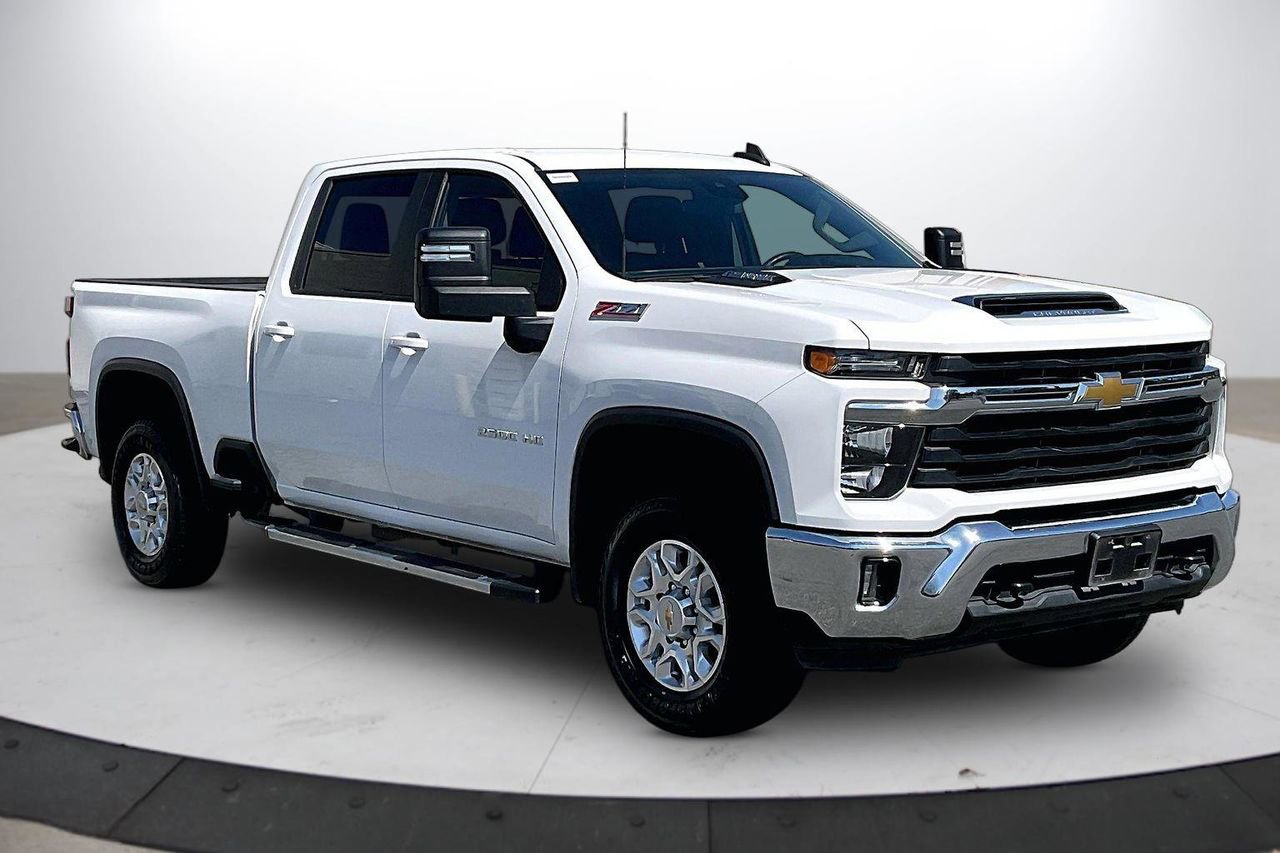 Used 2024 Chevrolet Silverado 2500 LT AWD/4WD image 2