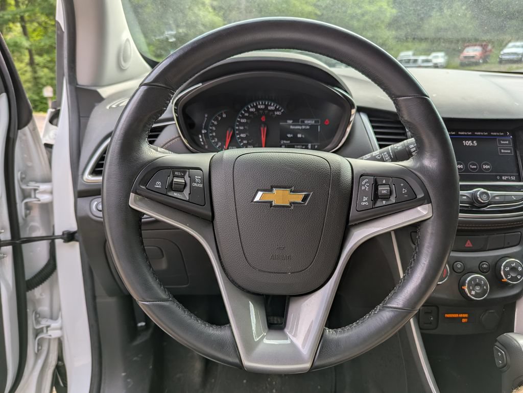 Used 2022 Chevrolet Trax LT w/ LT Convenience Package AWD/4WD image 12