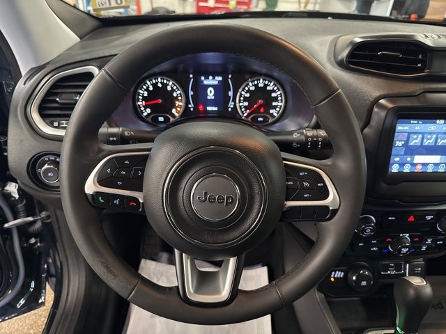 Used 2018 Jeep Renegade Latitude w/ Popular Equipment Group image 12