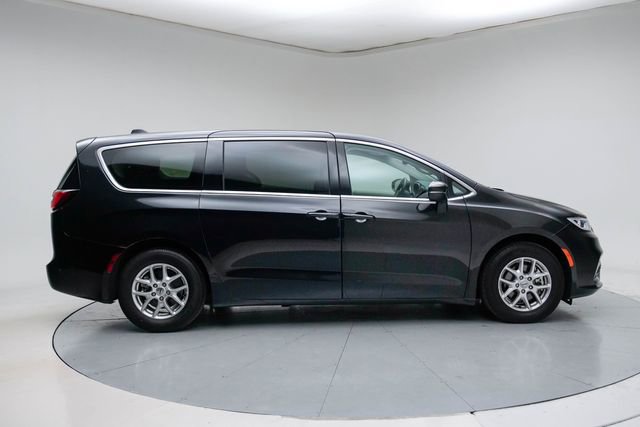 Used 2023 Chrysler Pacifica Touring-L image 8