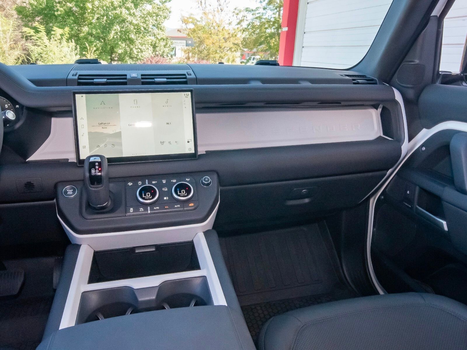 Used 2025 Land Rover Defender 90 S image 41