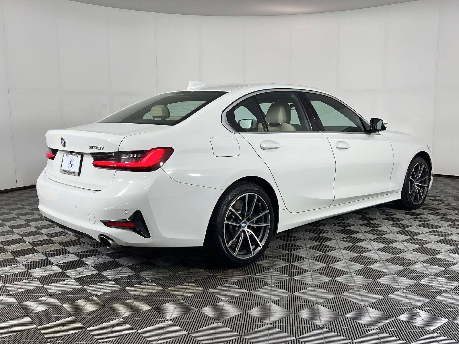 Used 2019 BMW 330i xDrive Sedan w/ Convenience Package AWD/4WD image 5