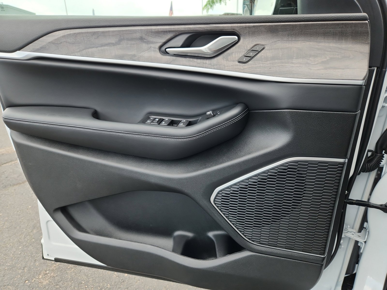 New 2025 Jeep Grand Cherokee Limited 4xe w/ Luxury Tech Group II image 13