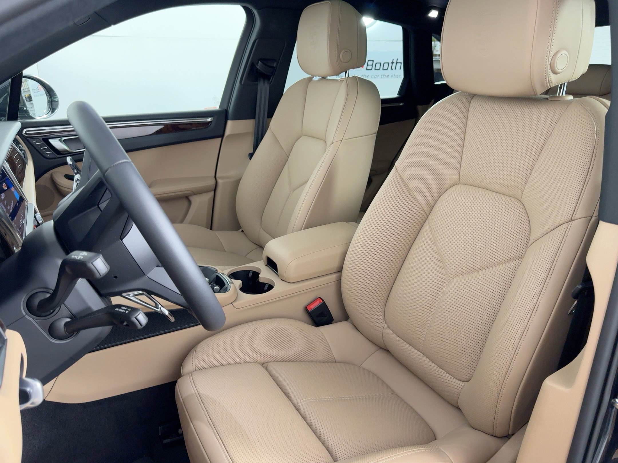 Certified 2025 Porsche Macan image 5