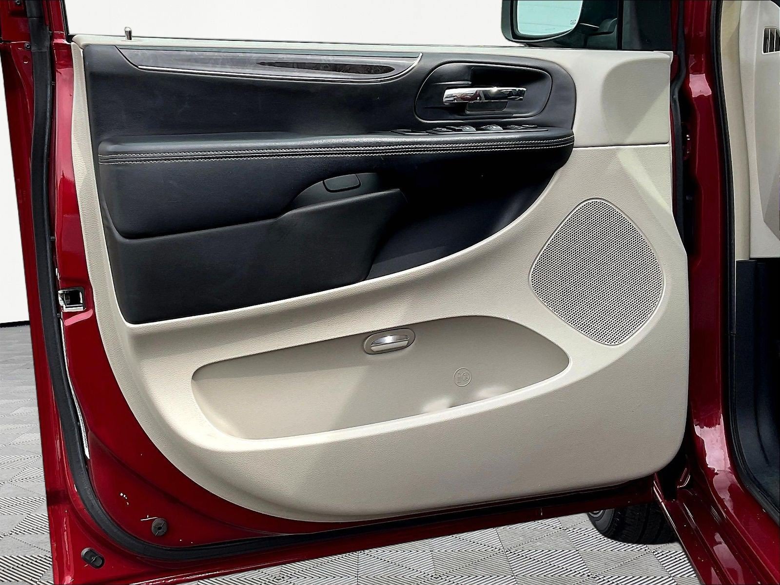Used 2013 Chrysler Town & Country Touring-L w/ Premium Group FWD image 19